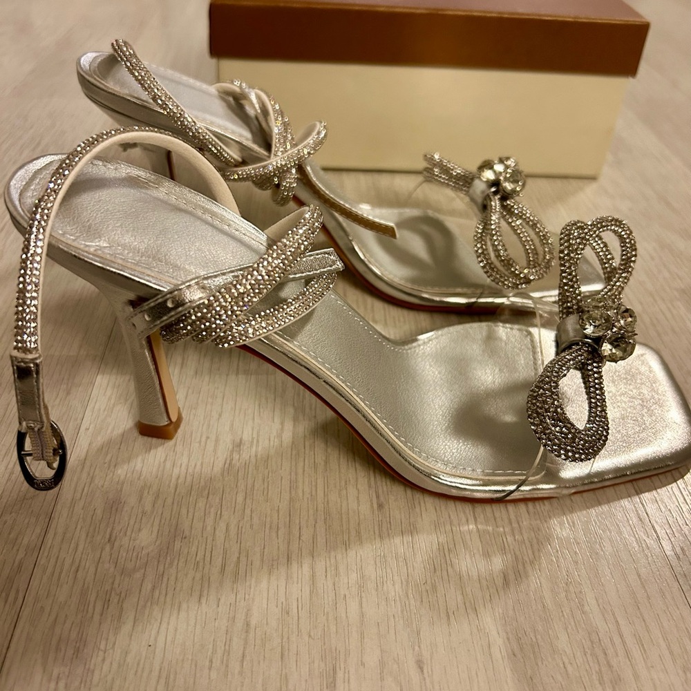 Richealnana NWT women’s cry not silver sandals. Size 9